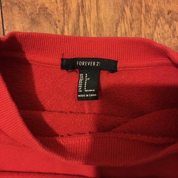 I’m selling a forever 21 crop hoddie - Picture 2 of 2